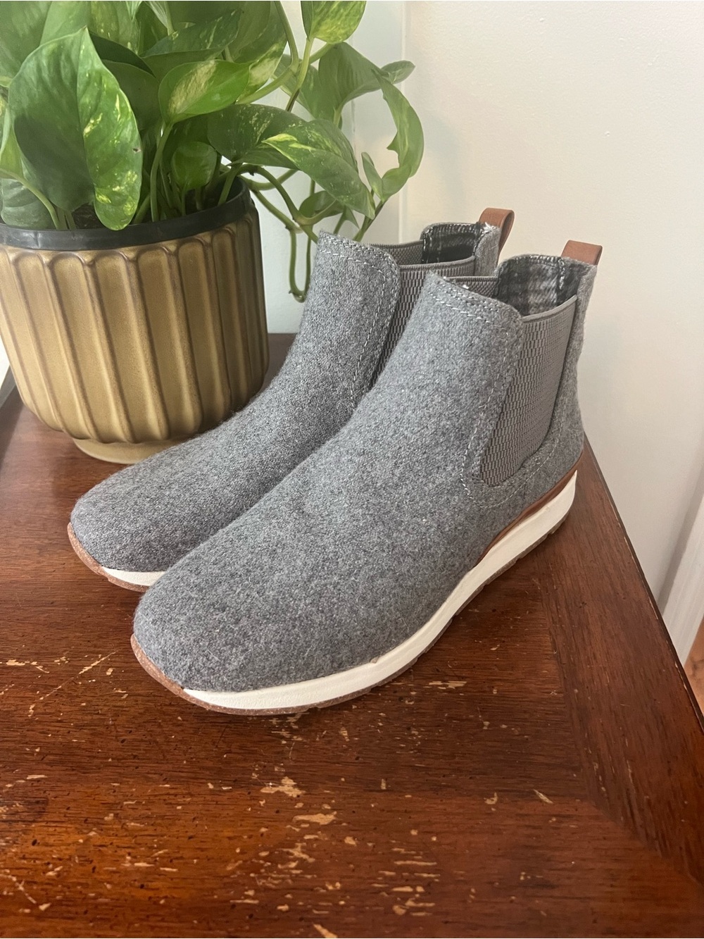 NWOT BOC Born Kara Faux Wool Ankle Chelsea Boots Booties Grey Pull On 8.5M